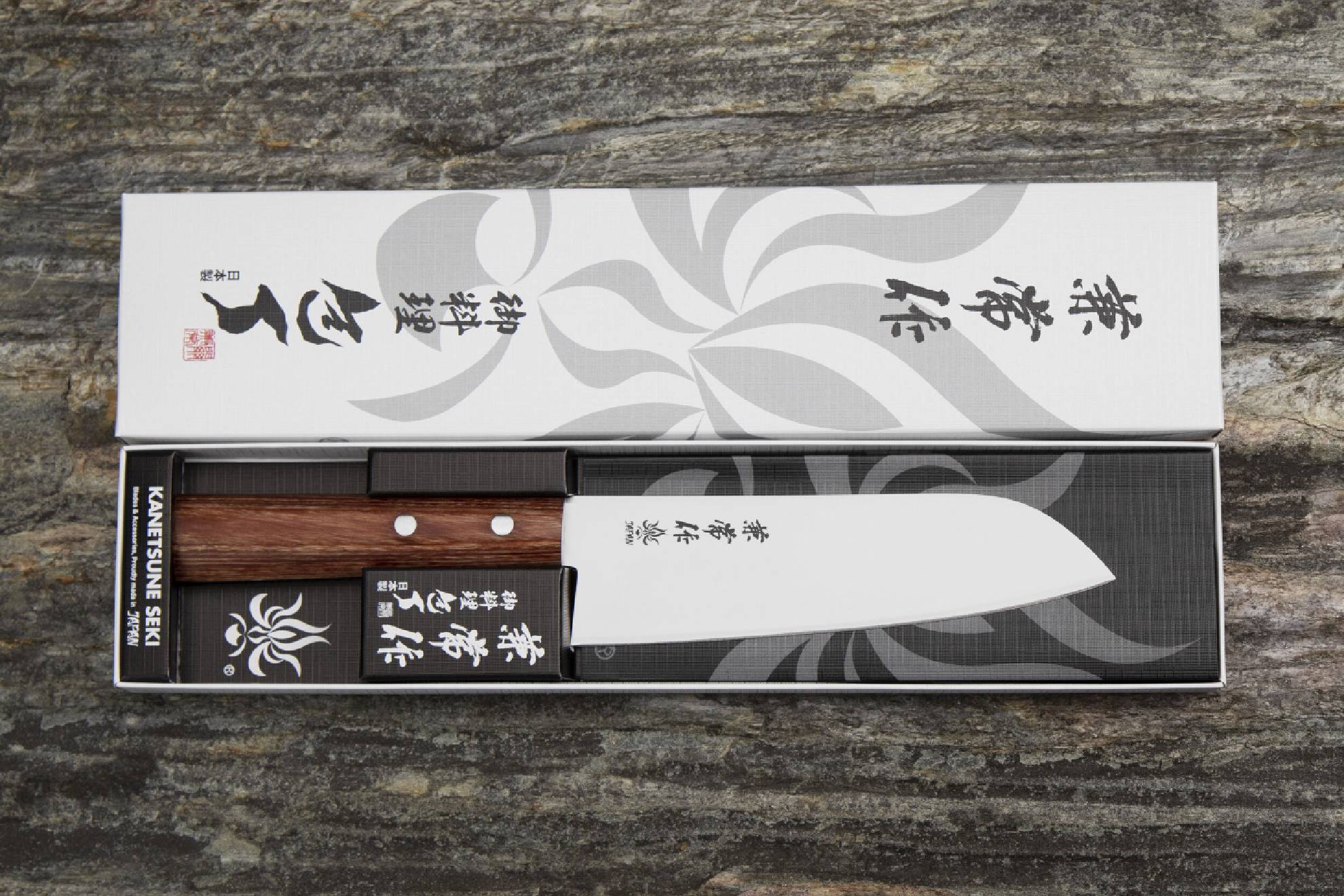 Кухонный нож — японский поварской Сантоку KC-360, Kanetsune серия 555. Сталь DSR1K6, рукоять Pakka wood.