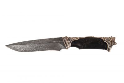 Авторский нож „Кумух“ из Кизляра. Нож на подставке. Дамаск, серебро.